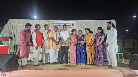 ಹೊಸಪೇಟೆ ಫ್ರೀಡಂ ಪಾಕ್‌ನಲ್ಲಿ ಶನಿವಾರ ರಾತ್ರಿ ನಡೆದ ಯೋಗ ತರಬೇತಿ ಕೇಂದ್ರದ ಮೂರನೇ ವಾರ್ಷಿಕೋತ್ಸವ ಕಾರ್ಯಕ್ರಮ ಪತಂಜಲಿ ವಿಜಯನಗರ ಉಸ್ತುವಾರಿ ಡಾ.ಎಸ್.ಬಿ.ಹಂದ್ರಾಳ ಉದ್ಘಾಟಿಸಿದರು. ಜಿಲ್ಲಾ ಉಸ್ತುವಾರಿ ಪ್ರೊ.ಎಫ್.ಟಿ.ಹಳ್ಳಿಕೇರಿ, ಪ್ರಮುಖರಾದ ಉಮಾ ವಿಶ್ವನಾಥ್, ಬಾಲಚಂದ್ರ ಶರ್ಮಾ, ಕಿರಣ್ ಕುಮಾರ್, ಕನ್ನಿಕಾ ಪ್ರಹ್ಲಾದ್ ಭೂಪಾಳ್ ಇತರರಿದ್ದರು.