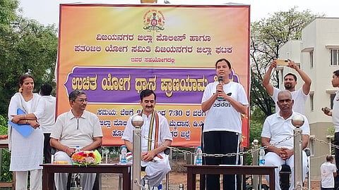 ಹೊಸಪೇಟೆ ಪೊಲೀಸ್ ಕವಾಯತು ಮೈದಾನದಲ್ಲಿ ಬುಧವಾರ ನಡೆದ ವಿಶೇಷ ಯೋಗ ಶಿಬಿರದ ಸಮಾರೋಪದಲ್ಲಿ ಎಸ್ಪಿ ಎಸ್.ಜಾಹ್ನವಿ ಮಾತನಾಡಿದರು. ಎಎಸ್ಪಿ ಜಿ.ಮಂಜುನಾಥ, ಪತಂಜಲಿ ಯೋಗ ಸಮಿತಿಯ ರಾಜ್ಯ ಪ್ರಭಾರಿ ಭವರ್‌ಲಾಲ್ ಆರ್ಯ, ಸಂಚಾಲಕ ಅನಂತ್ ಜೋಶಿ ಇತರರಿದ್ದರು.