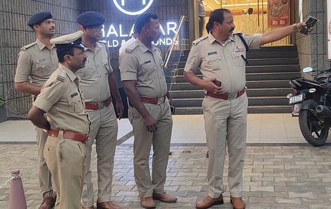 ಹೊಸಪೇಟೆಯಲ್ಲಿ ಡಿವೈಎಸ್ಪಿ ಡಾ.ಮಂಜುನಾಥ ತಳವಾರ್ ನೇತೃತ್ವದಲ್ಲಿ ಬಂಗಾರ ಅಂಗಡಿಗಳಿಗೆ ಭೇಟಿ ನೀಡಿದ ಪರಿಶೀಲನೆ ಮಾಡಲಾಯಿತು. ಸಿಪಿಐಗಳಾದ ಲಖನ್ ಮಸುಗುಪ್ಪಿ, ಮಹಮ್ಮದ್ ಗೌಸ್, ರಾಜೇಶ್ ಭಟಗುರ್ಕಿ ಇದ್ದರು.
