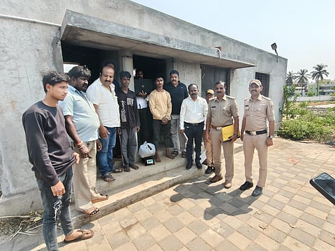 ಹೊಸಪೇಟೆ ಗಾಂಜಾ ಮಾರಾಟ ಮಾಡುತ್ತಿದ್ದ ಇಬ್ಬರು ಆರೋಪಿಗಳನ್ನು ಇಲ್ಲಿನ ಚಿತ್ತವಾಡ್ಗಿ ಪೊಲೀಸರು ಶುಕ್ರವಾರ ಬಂಧಿಸಿದ್ದಾರೆ. ಪಿಐ ಸೋಮ್ಲಾನಾಯ್ಕ, ಜಾವಿದ್, ಬಸವರಾಜ್, ಕೊಟೇಶ್, ರಾಜು ಇತರರಿದ್ದರು. 