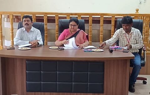 ಹೊಸಪೇಟೆ ಜಿಲ್ಲಾಧಿಕಾರಿ ಕಚೇರಿ ಸಭಾಂಗಣದಲ್ಲಿ ಮಂಗಳವಾರ ಜಿಲ್ಲಾಧಿಕಾರಿ ಕವಿತಾ ಎಸ್.ಮನ್ನಿಕೇರಿ ವಿಕಲಚೇತನರ ಕುಂದು ಕೊರತೆ ಸಭೆ ನಡೆಸಿದರು. ಮಹಿಳಾ ಮತ್ತು ಮಕ್ಕಳ ಕಲ್ಯಾಣ ಇಲಾಖೆ ಉಪನಿರ್ದೇಶಕ ಗಂಗಪ್ಪ, ನಗರಾಭಿವೃದ್ಧಿ ಯೋಜನಾ ನಿರ್ದೇಶಕ ಮನೋಹರ್ ಇದ್ದರು.