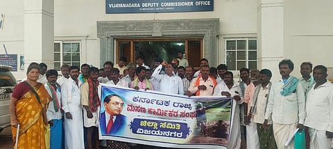 ಹೊಸಪೇಟೆ ಜಿಲ್ಲಾಧಿಕಾರಿ ಕಚೇರಿ ಮುಂದೆ ರಾಜ್ಯ ಮಸಣ ಕಾರ್ಮಿಕರ ಸಂಘದಿAದ ಮಂಗಳವಾರ ಪ್ರತಿಭಟನೆ ನಡೆಯಿತು. ಸಂಘದ ಜಿಲ್ಲಾ ಅಧ್ಯಕ್ಷೆ ಬಿ.ಮಾಳಮ್ಮ, ಪ್ರಧಾನ ಕಾರ್ಯದರ್ಶಿ ಪಿ.ರುದ್ರೇಶ್, ಪ್ರಮುಖರಾದ ಪಿ.ಚಾಂದಬಿ, ಚಂದ್ರಪ್ಪ ಇತರರಿದ್ದರು.