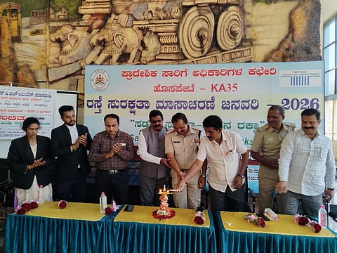 ಹೊಸಪೇಟೆ ಪ್ರಾದೇಶಿಕ ಸಾರಿಗೆ ಕಚೇರಿಯಲ್ಲಿ ಗುರುವಾರ ನೇತ್ರ ತಪಾಸಣೆ ಮತ್ತು ಶಸ್ತ್ರ ಚಿಕಿತ್ಸಾ ಶಿಬಿರವನ್ನು ಪ್ರಾದೇಶಿಕ ಸಾರಿಗೆ ಅಧಿಕಾರಿ ದಾಮೋದರ್ ಉದ್ಘಾಟಿಸಿದರು. ಡಿಎಚ್‌ಒ ಮಂಜುನಾಥ, ನೇತ್ರಲಕ್ಷ್ಮಿ ಆಸ್ಪತ್ರೆಯ ಡಾ.ಶ್ರೀನಿವಾಸ ವಿ.ದೇಶಪಾಂಡೆ, ಮೋಟಾರು ವಾಹನ ನಿರೀಕ್ಷಕ ನಾಗರಾಜ್ ಇತರರಿದ್ದರು.