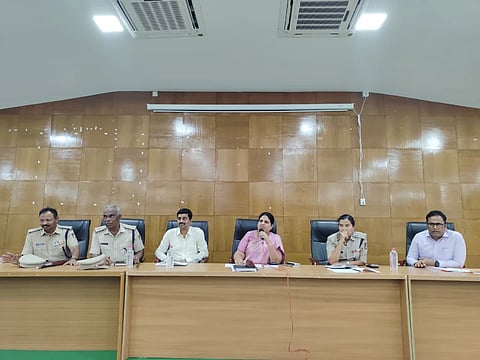 ಹೊಸಪೇಟೆ ಜಿಲ್ಲಾಧಿಕಾರಿಗಳ ಕಚೇರಿ ಸಭಾಂಗಣದಲ್ಲಿ ಗುರುವಾರ ಜಿಲ್ಲಾಧಿಕಾರಿ ಕವಿತಾ ಎಸ್,ಮನ್ನಿಕೇರಿ ಮಹನಿಯರ ಜಯಂತಿ ಪೂರ್ವಭಾವಿ ಸಭೆ ನಡೆಸಿದರು. ಎಸ್ಪಿ ಎಸ್.ಜಾಹ್ನವಿ, ಎಎಸ್ಪಿ ಮಂಜುನಾಥ, ಅಪರ ಜಿಲ್ಲಾಧಿಕಾರಿ ಇ.ಬಾಲಕೃಷ್ಣಪ್ಪ, ಡಿವೈಎಸ್ಪಿ ಡಾ.ಮಂಜುನಾಥ್, ಸಮಾಜ ಕಲ್ಯಾಣ ಇಲಾಖೆ ಉಪನಿರ್ದೇಶಕ ವೈ.ಎ.ಕಾಳೆ ಇತರರಿದ್ದರು.