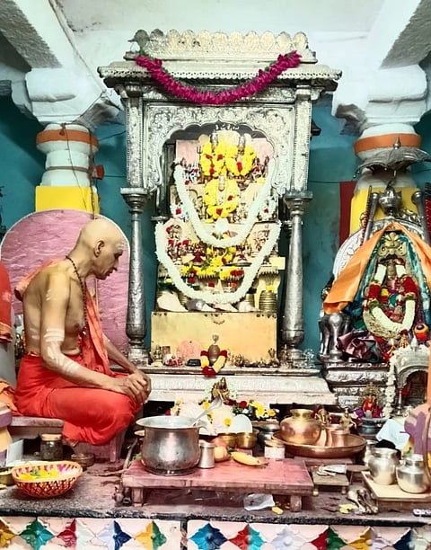 ಹಂಪಿ ವಿದ್ಯಾರಣ್ಯ ಮಹಾಸಂಸ್ಥಾನ ಮಠದಲ್ಲಿ ಪೀಠಾಧೀಶ್ವರ ಶ್ರೀ ವಿದ್ಯಾರಣ್ಯ ಭಾರತಿ ಸ್ವಾಮೀಜಿ ಮಂಗಳವಾರ ಚಾತುರ್ಮಾಸ ಅನುಷ್ಠಾನಕ್ಕೆ ಚಾಲನೆ ನೀಡಿ ಪೂಜೆ ಸಲ್ಲಿಸಿದರು.