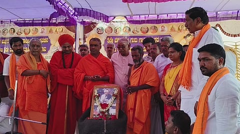ಹೊಸಪೇಟೆ ಅನಂತಶಯನಗುಡಿಯ ಶ್ರೀ ಗುರುಗಾದಿಲಿಂಗೇಶ್ವರ ಮಠದಲ್ಲಿ ಭಾನುವಾರ ಟಿತಿeಜ ಸಾಮೂಹಿಕ ವಿವಾಹ ಕಾರ್ಯಕ್ರಮದಲ್ಲಿ ಶ್ರೀ ಗುರುಗಾದಿಲಿಂಗೇಶ್ವರ ಭಾವಚಿತ್ರಕ್ಕೆ ಪೂಜೆ ಮಾಡಿ, ಗೌರವ ಸಲ್ಲಿಸಲಾಯಿತು. ಕೊಟ್ಟೂರು ಸಂಸ್ಥಾನ ಮಠದ ನಿರಂಜನ ಕೊಟ್ಟೂರು ಬಸಲಿಂಗ ಸ್ವಾಮೀಜಿ, ಕನಕ ಗುರು ಪೀಠ ಶಾಖಾಮಠದ ಶ್ರೀ ಶಿವಸಿದ್ದೇಶ್ವರ ಸ್ವಾಮಿ, ಹಂಪಿ ಶ್ರೀ ಮಾತಂಗ ಮಹರ್ಷಿ ಆಶ್ರಮದ ಶ್ರೀ ಪುರ್ಣಾನಂದ ಭಾರತಿ ಸ್ವಾಮಿ, ಗಂಗಾವತಿಯ ಶ್ರೀ ಗವಿಸಿದ್ದೇಶ್ವರ ಸ್ವಾಮಿ, ರಾಜ್ಯ ರೈತ ಹಸಿರಿಕರಣ ಸಾಂಸ್ಕೃತಿಕ ಟ್ರಸ್ಟ್ನ ಅಧ್ಯಕ್ಷ ಗಂಟೆ ಸೋಮಶೇಖರ್ ಇತರರಿದ್ದರು.