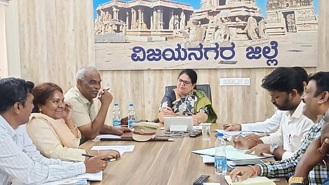 ಹೊಸಪೇಟೆ ಜಿಲ್ಲಾಧಿಕಾರಿಗಳ ಕಚೇರಿ ಸಭಾಂಗಣದಲ್ಲಿ ಜಿಲ್ಲಾಧಿಕಾರಿ ಕವಿತಾ ಎಸ್. ಮನ್ನಿಕೇರಿ ಧಾರ್ಮಿಕ ದತ್ತಿ ಇಲಾಖೆ ಪ್ರಗತಿ ಪರಿಶೀಲನಾ ಸಭೆ ನಡೆಸಿದರು. ಅಪರ ಜಿಲ್ಲಾಧಿಕಾರಿ ಈ.ಬಾಲಕೃಷ್ಣಪ್ಪ, ಎಎಸ್ಪಿ ಮಂಜುನಾಥ, ಎಸಿ ಪಿ.ವಿವೇಲಕಾನಂದ, ಜಿಲ್ಲಾ ನಗರಾಭಿವೃದ್ಧಿಕೋಶ ಪಿಡಿ ಮನೋಹರ್, ಹಿಂದೂ ಧಾರ್ಮಿಕ ಧತ್ತಿ ಇಲಾಖೆ ಎಸಿ ಸವಿತಾ ಇತರರಿದ್ದರು.