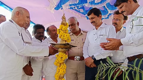ಹೊಸಪೇಟೆ ಅನಂತಶಯನಗುಡಿ ರಾಯಣ್ಣ ಕಾಲೋನಿಯಲ್ಲಿ ಬುಧವಾರ ಶಿವಶರಣ ಹಡಪದ ಅಪ್ಪಣ್ಣನವರ 892ನೇ ಜಯಂತ್ಯುತ್ಸವ ಅಪರ ಜಿಲ್ಲಾಧಿಕಾರಿ ಇ.ಬಾಲಕೃಷ್ಣಪ್ಪ ಉದ್ಘಾಟಿಸಿದರು. ಎಎಸ್ಪಿ ಮಂಜುನಾಥ್, ಕನ್ನಡ ಮತ್ತು ಸಂಸ್ಕೃತಿ ಇಲಾಖೆ ಸಹಾಯಕ ನಿರ್ದೇಶಕ ಸಿದ್ದಲಿಂಗೇಶ ರಂಗಣ್ಣವರ, ಉಪನ್ಯಾಸಕ ಪ್ರೊ. ಡಾ.ಟಿ.ಎಚ್.ಬಸವರಾಜ್ ಇತರರಿದ್ದರು.