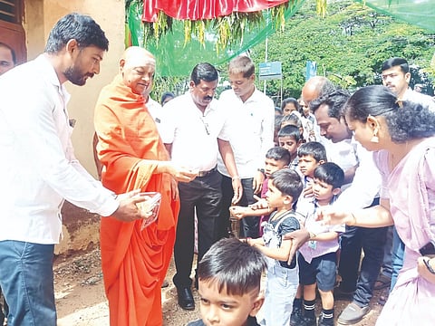 ಗುಂಡ್ಲುಪೇಟೆ ಪಟ್ಟಣದ ಮದ್ದಾನೇಶ್ವರ ಶಾಲೆಗೆ ಆಗಮಿಸಿದ ವಿದ್ಯಾರ್ಥಿಗಳನ್ನು ಶಿವಲಿಂಗೇಂದ್ರ ಸ್ವಾಮೀಜಿ ಹಾಗೂ ಶಿಕ್ಷಕ ವರ್ಗದವರು ಸಿಹಿ ಹಂಚಿ ಶಾಲೆಗೆ ಬರಮಾಡಿಕೊಂಡರು.