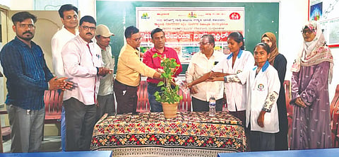 ಮುದ್ದೇಬಿಹಾಳ ತಾಲೂಕು ಆರೋಗ್ಯಾಧಿಕಾರಿಗಳ ಕಾರ್ಯಾಲಯದಲ್ಲಿ ಹಮ್ಮಿಕೊಂಡಿದ್ದ ವಿಶ್ವ ಮಲೇರಿಯಾ ದಿನಾಚರಣೆ ಕಾರ್ಯಕ್ರಮವನ್ನು ಡಾ. ಸತೀಶ್ ತಿವಾರಿ ಉದ್ಘಾಟಿಸಿದರು. ಎಂ.ಎಸ್. ಗೌಡರ, ಎಸ್.ಸಿ. ರುದ್ರವಾಡಿ, ಯಲ್ಲಪ್ಪ ಚಲವಾದಿ ಇತರರಿದ್ದರು.
