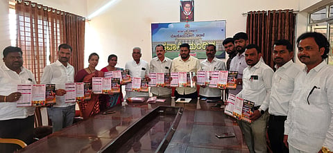 ಮುದ್ದೇಬಿಹಾಳ ಪಟ್ಟಣದ ಪ್ರವಾಸಿ ಮಂದಿರದಲ್ಲಿ ಸುದ್ದಿಗೋಷ್ಠಿಯಲ್ಲಿ ಕರ್ನಾಟಕ ರಾಜ್ಯ ಯುವ ಸಂಘಗಳ ಒಕ್ಕೂಟದ ಅಧ್ಯಕ್ಷ ಡಾ. ಎಸ್. ಬಾಲಾಜಿ ಸದ್ಭಾವನಾ ಪ್ರಶಸ್ತಿ ಸಮಾರಂಭದ ಆಮಂತ್ರಣ ಪತ್ರಿಕೆ ಬಿಡುಗಡೆಗೊಳಿಸಿದರು. ಚಂದ್ರು ಕರೇಕಲ್ಲ, ಅಪ್ಪುಗೌಡ ಪಾಟೀಲ, ಬಿ. ಎಲ್. ಬಿರಾದಾರ, ಸುಚೀತ ಚಳಿಗೇರಿ, ಮಹ್ಮದ ರಫೀಕ ಶಿರೋಳ, ಶಿವು ದಡ್ಡಿ ಇದ್ದರು.