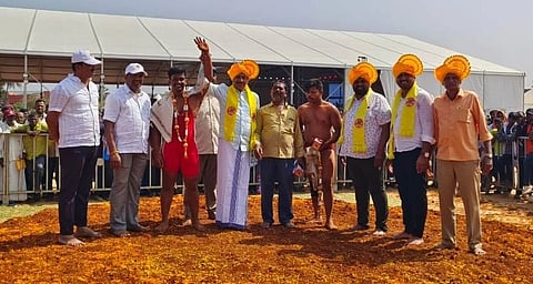 ಮಾಗಡಿ ಕೋಟೆ ಮೈದಾನದಲ್ಲಿ ಹಮ್ಮಿಕೊಂಡಿದ್ದ ಕುಸ್ತಿ ಪಂದ್ಯಾವಳಿಯಲ್ಲಿ ವಿಜೇತರನ್ನು ಶಾಸಕ ಎಚ್​.ಸಿ.ಬಾಲಕೃಷ್ಣ ಅಭಿನಂದಿಸಿದರು. ಪಿಎಲ್​ಡಿ ಬ್ಯಾಂಕ್​ ಅಧ್ಯಕ್ಷ ರವೀಶ್​, ಪಾಪಣ್ಣಿ ಇದ್ದರು.