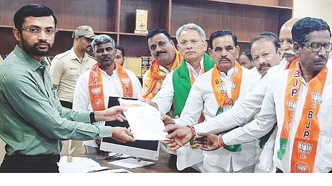 ಮಾನ್ವಿ ಬಿಜೆಪಿ ಮಂಡಲ ಸದಸ್ಯರು ರಾಯಚೂರಿನ ಡಿಸಿ ಕಚೇರಿಯಲ್ಲಿ ಜಿಲ್ಲಾಧಿಕಾರಿ ಕೆ.ನಿತೀಶ್‌ಗೆ ಮನವಿ ಸಲ್ಲಿಸಿದರು. ಮಾಜಿ ಶಾಸಕ ಗಂಗಾಧರ ನಾಯಕ, ಜಿಲ್ಲಾ ಬಿಜೆಪಿ ರೈತ ಮೋರ್ಚಾ ಅಧ್ಯಕ್ಷ ದೊರಬಾಬು, ಜಿಲ್ಲಾ ಉಪಾಧ್ಯಕ್ಷ ಶರಣಪ್ಪಗೌಡ ನಕ್ಕುಂದಿ, ಪ್ರಮುಖರಾದ ಜೆ.ಸುಧಾಕರ್, ವಿಶ್ವನಾಥ್ ನಂದ್ಯಾಳ, ಶ್ರೀನಿವಾಸ್ ಇತರರಿದ್ದರು.