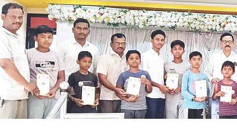 ಮಾನ್ವಿಯ ನೀಲಕಂಠೇಶ್ವರ ಕಲ್ಯಾಣ ಮಂಟಪದಲ್ಲಿ ಹಮ್ಮಿಕೊಂಡಿದ್ದ ಸಂಸ್ಕಾರ ಶಿಬಿರದಲ್ಲಿ ಭಾಗವಹಿಸಿದ ಮಕ್ಕಳಿಗೆ ಅಭಿನಂದನಾ ಪತ್ರ ವಿತರಿಸಲಾಯಿತು. ಯೋಗ ಗುರು ಅನ್ನದಾನಯ್ಯಸ್ವಾಮಿ, ಪ್ರಮುಖರಾದ ಪ್ರಕಾಶಬಾಬು, ಅರುಣಕುಮಾರ್ ಇತರರಿದ್ದರು.