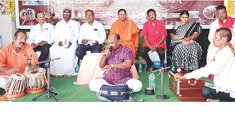 ಮಸ್ಕಿ ಗಚ್ಚಿನ ಹಿರೇಮಠದಲ್ಲಿ ಹಮ್ಮಿಕೊಂಡಿದ್ದ ಜನಪದ ಸಂಭ್ರಮ ಕಾರ್ಯಕ್ರಮದಲ್ಲಿ ಗಾಯಕ ವೀರೇಶ ಸಾಲಿಮಠ ವಚನ ಗಾಯನ  ಮಾಡಿದರು. ಗಚ್ಚಿನ ಹಿರೇಮಠದ ಶ್ರೀ ವರರುದ್ರಮುನಿ ಶಿವಾಚಾರ್ಯರು, ಸಾಹಿತಿ ಸಿ.ದಾನಪ್ಪ ನಿಲೋಗಲ್, ಪುರಸಭೆ ಅಧ್ಯಕ್ಷ ಸುರೇಶ ಹರಸುರು, ಕಸಾಪ ತಾಲೂಕು ಅಧ್ಯಕ್ಷೆ ವಿದ್ಯಾವತಿ ವನಕಿ, ಜನಪದ ಅಕಾಡೆಮಿ ಸದಸ್ಯ ರಂಗಪ್ಪ ಮಾಸ್ತರ ಇತರರಿದ್ದರು.