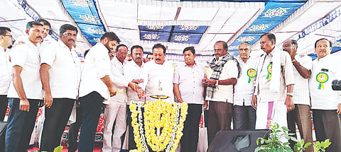 ನಾಗಮಂಗಲ ತಾಲೂಕು ಬೆಳ್ಳೂರು ಪಟ್ಟಣದ ಸರ್ಕಾರಿ ಪ್ರಾಥಮಿಕ ಶಾಲಾ ಆವರಣದಲ್ಲಿ ಸೋಮವಾರ ಆಯೋಜಿಸಿದ್ದ ಅಭಿನಂದನಾ ಸಮಾರಂಭವನ್ನು ಸಚಿವ ಎನ್.ಚಲುವರಾಯಸ್ವಾಮಿ ಉದ್ಘಾಟಿಸಿದರು.