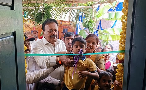 ನಾಗಮಂಗಲ ತಾಲೂಕಿನ ಕಸುವಿನಹಳ್ಳಿ ಗ್ರಾಮದಲ್ಲಿ ನೂತನವಾಗಿ ನಿರ್ಮಿಸಿರುವ ಅಂಗನವಾಡಿ ಕೇಂದ್ರವನ್ನು ಸಚಿವ ಎನ್.ಚಲುವರಾಯಸ್ವಾಮಿ ಉದ್ಘಾಟಿಸಿದರು. ಎನ್.ಜೆ.ರಾಜೇಶ್,  ಡಾ.ಅಶೋಕ್, ಬಿ.ಎಸ್.ಸತೀಶ್ ಇತರರು ಇದ್ದರು.