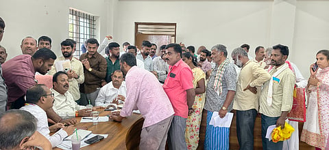 ನಾಗಮಂಗಲದ ಕೃಷಿ ಭವನದ ಸಭಾಂಗಣದಲ್ಲಿ ಜಿಲ್ಲಾ ಉಸ್ತುವಾರಿ ಸಚಿವ ಎನ್.ಚಲುವರಾಯಸ್ವಾಮಿ ಸಾರ್ವಜನಿಕರ ಸಮಸ್ಯೆ ಆಲಿಸಿದರು. ಶ್ರೀನಿವಾಸ್, ಡಾ.ಅಶೋಕ್, ಸತೀಶ್ ಇತರರಿದ್ದರು.