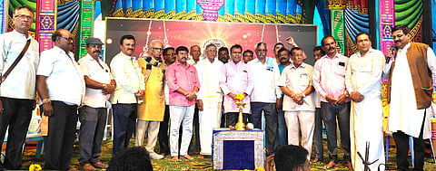 ನೆಲಮಂಗಲದಲ್ಲಿ ಶ್ರೀ ರಾಮಾಂಜನೇಯ ರಂಗಕಲಾ ವೇದಿಕೆ ಹಾಗೂ ಶ್ರೀ ನೀಲಕಂಠೇಶ್ವರ ಕಲಾ ಟ್ರಸ್ಟ್​ ಉದ್ಘಾಟನೆ ಹಾಗೂ ನಾಟಕೋತ್ಸವಕ್ಕೆ ಗ್ರಾಮಾಂತರ ಜಿಲ್ಲಾ ರಂಗ ಕಲಾವಿದರ ಸಂಘದ ಗೌರವಾಧ್ಯಕ್ಷ ಕಂಠನಕುಂಟೆ ಕೃಷ್ಣ್ಣಮೂರ್ತಿ ಚಾಲನೆ ನೀಡಿದರು. ಜಿಲ್ಲಾಧ್ಯಕ್ಷ ಕೆಂಪಣ್ಣ, ಶ್ರೀ ರಾಮಾಂಜನೇಯ ರಂಗಕಲಾ ವೇದಿಕೆ ಗೌರವಾಧ್ಯಕ್ಷ ಜಯಣ್ಣ, ಅಧ್ಯಕ್ಷ ಜ್ಯೋರ್ತಿಲಿಂಗಪ್ಪ, ಖಜಾಂಚಿ ವೆಂಕಟೇಶ್​, ನಿರ್ದೇಶಕ ಪ್ರದಿಪ್​ಕುಮಾರ್​ ಇತರರು ಇದ್ದರು.