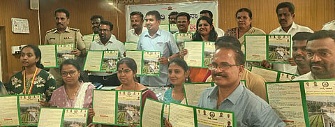 ನೆಲಮಂಗಲ ತಾಲೂಕು ಪಂಚಾಯಿತಿಯಲ್ಲಿ ಆಯೋಜಿಸಿದ್ದ ಪ್ರಗತಿ ಪರಿಶೀಲನಾ ಸಭೆಯಲ್ಲಿ ತೋಟಗಾರಿಕೆ ಇಲಾಖೆಯಡಿ ವಿವಿಧ ಯೋಜನೆಗಳ ಕರಪತ್ರಗಳನ್ನು ಶಾಸಕ ಎನ್​.ಶ್ರೀನಿವಾಸ್​ ಬಿಡುಗಡೆ ಮಾಡಿದರು. ತಹಸೀಲ್ದಾರ್​ ಮಲ್ಲೇಶ್​.ಬಿ.ಪೂಜಾರ್​, ತಾಪಂ ಇಒ ಡಾ.ಬಿಂದು ಇತರರು ಇದ್ದರು. 