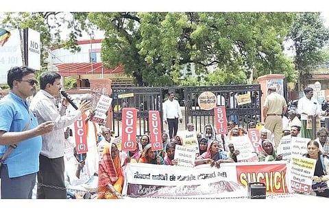 ರಾಯಚೂರು ಜಿಲ್ಲಾಧಿಕಾರಿ ಕಚೇರಿ ಮುಂದೆ ಎಸ್‌ಯುಸಿಐಸಿ ಪ್ರತಿಭಟನೆ ನಡೆಸಿತು. ಜಿಲ್ಲಾ ಸಮಿತಿ ಸದಸ್ಯರಾದ ವೀರೇಶ ಎನ್.ಎಸ್, ಚನ್ನಬಸವ ಜಾನೇಕಲ್, ಮಹೇಶ್ ಚಿಕ್ಕಲಪರವಿ, ಅಣ್ಣಪ್ಪ, ಬಸವರಾಜು, ಮಾರೆಪ್ಪ, ರೆಹಾನುದ್ದೀನ್, ಆದೆಪ್ಪ, ವೀರೇಶ್ ಜಕ್ಕಲದಿನ್ನಿ ಇತರರಿದ್ದರು.
