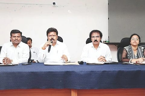 ರಾಯಚೂರು ತಾಪಂ ಸಭಾಂಗಣದಲ್ಲಿ ಶಾಸಕ ಬಸನಗೌಡ ದದ್ದಲ್ ಅಧ್ಯಕ್ಷತೆಯಲ್ಲಿ ಟಾಸ್ಕ್ ಫೋರ್ಸ್‌ಸಮಿತಿ ಸಭೆ ನಡೆಯಿತು. ತಹಸೀಲ್ದಾರ್ ಸುರೇಶ ವರ್ಮಾ, ತಾಪಂ ಇಒ ಚಂದ್ರಶೇಖರ್ ಪವಾರ್, ಆಡಳಿತಾಧಿಕಾರಿ ವನಿತಾ ಹಾಗೂ ಪಿಡಿಒಗಳು ಇದ್ದರು.