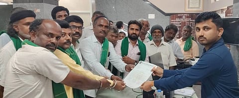 ರಾಜ್ಯದಲ್ಲಿ ತೀವ್ರ ಮಳೆಯಾಗದೆ ರೈತರು ಎದುರಿಸುತ್ತಿರುವ ಸಮಸ್ಯೆ ಬಗ್ಗೆ ಸರ್ಕಾರ ಸೂಕ್ತ ಕ್ರಮಕೈಗೊಳ್ಳುವಂತೆ ಒತ್ತಾಯಿಸಿ ರಾಜ್ಯ ಕೆಂಪೇಗೌಡ ರೈತ ಸಂಘದಿಂದ ತಹಸೀಲ್ದಾರ್  ಕೆ. ಆರ್. ರಂಜಿತ್ ಅವರಿಗೆ ಮನವಿ ಸಲ್ಲಿಸಲಾಯಿತು. ಜಿಲ್ಲಾಧ್ಯಕ್ಷ ಕರಲಮಂಗಲ ಮಂಜುನಾಥ್, ಯುವ ಘಟಕ ಜಿಲ್ಲಾಧ್ಯಕ್ಷ ಹಾರೋಹಳ್ಳಿ ರಮೇಶ್, ತಾಲೂಕು ಅಧ್ಯಕ್ಷ ಎಸ್. ಲಿಂಗರಾಜು, ಆರ್. ಜುಟ್ನಹಳ್ಳಿ  ದಿನೇಶ್, ಮಂಜುನಾಥ್,ರಾಜಣ್ಣ ಇತರರು ಇದ್ದರು.