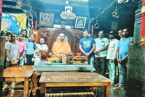 ನವೋದಯ ಮತ್ತು ಮುರಾರ್ಜಿ ಶಾಲೆಗೆ ಆಯ್ಕೆಯಾದ ಮಕ್ಕಳಿಗೆ ರಿಪ್ಪನ್‌ಪೇಟೆ ಸಮೀಪದ ಹೊಂಬುಜ ಜೈನಮಠದ ಶ್ರೀಗಳು ಆಶೀರ್ವದಿಸಿದರು. ಪ್ರಕಾಶ್ ಜೋಯ್ಸ ಮತ್ತಿತರರಿದ್ದರು.