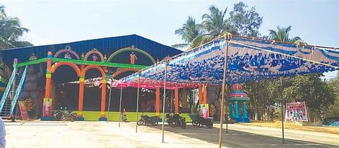 ರಟ್ಟಿಹಳ್ಳಿ ತಾಲೂಕು ಹಳ್ಳೂರು ಗ್ರಾಮದಲ್ಲಿ ಜರುಗಲಿರುವ 3ನೇ ತಾಲೂಕು ಕನ್ನಡ ಸಾಹಿತ್ಯ ಸಮ್ಮೇಳನದ ವೇದಿಕೆ ಸಿದ್ಧಗೊಳ್ಳುತ್ತಿರುವುದು.