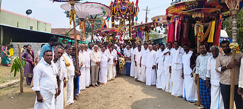 ಸರಗೂರು ತಾಲೂಕಿನ ಮೊಳಯೂರು ಗ್ರಾಮದಲ್ಲಿ ಶ್ರೀಬಿಲ್ ಕುಮಾರ್ ಸ್ವಾಮಿ ಜಾತ್ರಾ ಮಹೋತ್ಸವ ವಿಜೃಂಭಣೆಯಿಂದ ನಡೆಯಿತು. ಮೊಳಯೂರು ಗ್ರಾಮಸ್ಥರು ಇದ್ದರು. 