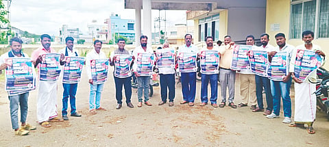 ಸರಗೂರು ಪಟ್ಟಣದ ಪ್ರವಾಸಿ ಮಂದಿರದಲ್ಲಿ ಜನಾಗ್ರಹ ಸಮಾವೇಶದ ಪೋಸ್ಟರ್ ಬಿಡುಗಡೆ ಮಾಡಲಾಯಿತು. ಸರಗೂರು ಶಿವಣ್ಣ, ಕೂಡಗಿ ಗೋವಿಂದರಾಜು, ಚಂದ್ರ, ಕುರ್ಣೇಗಾಲ ಕೃಷ್ಣ, ಚಂಗೌಡನಹುಂಡಿ ಶಿವರಾಜು, ಕೂಲ್ಯ ಮಹದೇವಸ್ವಾಮಿ ಇತರರಿದ್ದರು.