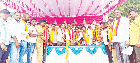 ಸರಗೂರಿನಲ್ಲಿ ಶ್ರೀ ಚಾಮುಂಡೇಶ್ವರಿ ಆಟೋ ಚಾಲಕರು ಹಾಗೂ ಮಾಲೀಕರ ಸಂಘದಿಂದ ಕನ್ನಡ ರಾಜ್ಯೋತ್ಸವ ಆಚರಿಸಲಾಯಿತು.