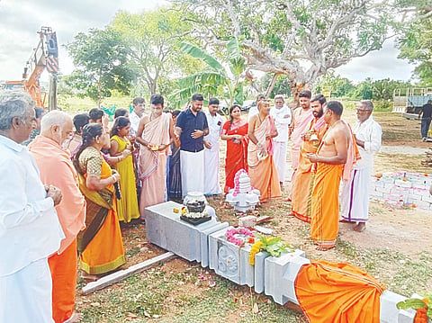 ಸರಗೂರು ತಾಲೂಕಿನ ನಂಜೀಪುರ ಗ್ರಾಮದ ಶ್ರೀ ಮಹದೇಶ್ವರ ದೇವಸ್ಥಾನದ ಮುಂಭಾಗದಲ್ಲಿ ಧ್ವಜಸ್ತಂಭ ಪ್ರತಿಸ್ಥಾಪನೆ ಅಂಗವಾಗಿ ವಿವಿಧ ಧಾರ್ಮಿಕ ಕಾರ್ಯಗಳನ್ನು ನೆರವೇರಿಸಲಾಯಿತು.