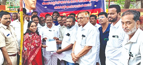  ದಿನಗೂಲಿ ಮತ್ತು ಹೊರಗುತ್ತಿಗೆ ನೌಕರರ ಬಾಕಿ ಉಳಿದಿರುವ ಸಂಬಳ ಪಾವತಿಗೆ ಆಗ್ರಹಿಸಿ ದಲಿತ ಸಂಘರ್ಷ ಸಮಿತಿಯಿಂದ ಶಹಾಬಾದ್​ನಲ್ಲಿ ಬುಧವಾರ ಹಮ್ಮಿಕೊಂಡಿದ್ದ ಪ್ರತಿಭಟನಾ ಸ್ಥಳಕ್ಕೆ ಆಗಮಿಸಿದ ತಹಸೀಲ್ದಾರ್​ ನೀಲಪ್ರಭ ಬಬಲಾದ ಅವರಿಗೆ ಮನವಿಪತ್ರ ಸಲ್ಲಿಸಲಾಯಿತು. ಮರಿಯಪ್ಪ ಹಳ್ಳಿ, ಪೂಜಪ್ಪ ಮೇತ್ರಿ, ಮಲ್ಲಣ್ಣ ಮಸ್ಕಿ, ನರಸಿಂಹಲು ರಾಯಚೂರಕರ್​, ಶಿವಮೂರ್ತಿ ಪಟ್ಟಿದಾರ, ಮಲ್ಲಣ್ಣ ಮರತೂರ ಇತರರಿದ್ದರು. 