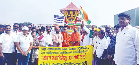 ಸಿರಗುಪ್ಪ ತಾಲೂಕು ಕ್ರೀಡಾಂಗಣದಲ್ಲಿ ನಿರ್ಮಲ ತುಂಗಭದ್ರಾ ಅಭಿಯಾನ ಮೂರನೇ ಹಂತದ ಜಲ-ಜನಜಾಗೃತಿ ರಥಯಾತ್ರೆಗೆ ಗಣ್ಯರು ಚಾಲನೆ ನೀಡಿದರು.