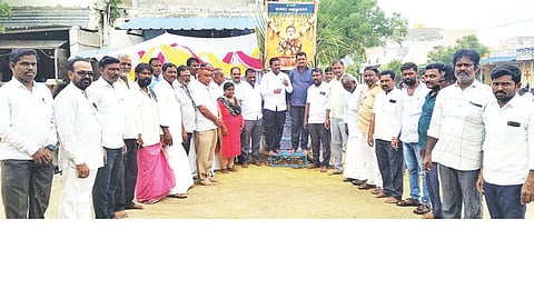 ಸಿರವಾರ ಎಪಿಎಂಸಿ ರಸ್ತೆಯಲ್ಲಿರುವ ಶಿವಶರಣ ಹಡಪದ ಅಪ್ಪಣ್ಣ ವೃತ್ತದಲ್ಲಿ ಜಯಂತಿ ಕಾರ್ಯಕ್ರಮದಲ್ಲಿ ಸಮಾಜದ ಹಿರಿಯ ಮುಖಂಡ ಬಸವರಾಜ ಭಾಗ್ಯನಗರ ಮಾತನಾಡಿದರು. ಪ್ರಮುಖರಾದ ಹರವಿ ಬಸವರಾಜ, ಚಂದ್ರಶೇಖರ ಹಡಪದ, ಗಂಗಾಧರ, ಶಿವರಾಜ, ಶರಣಬಸವ ನಗನೂರು, ಭೀಮಣ್ಣ, ವೆಂಕಟೇಶ, ಶಿವು ಇತರರಿದ್ದರು.