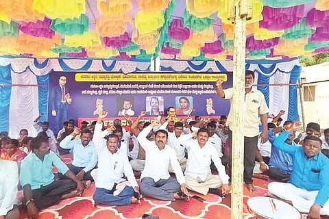ಸಿರವಾರದಲ್ಲಿ ಕಗ್ಗೊಲೆ ದೌರ್ಜನ್ಯ ವಿರೋಧಿ ಹೋರಾಟ ಸಮಿತಿಯಿಂದ ಅನಿರ್ದಿಷ್ಟಾವಧಿ ಧರಣಿ ನಡೆಸಲಾಯಿತು. ಹೋರಾಟ ಸಮಿತಿ ಮುಖಂಡರಾದ ಕೆ. ನಾಗಲಿಂಗಸ್ವಾಮಿ, ಪ್ರಭುರಾಜ ಕೊಡ್ಲಿ, ತಿಪ್ಪಣ್ಣ ಬಾಗಲವಾಡ, ಲಂಕೇಶ ಮರಾಠ, ಮನೋಹರ, ರವಿ ಕುಮಾರ ಮಾಡಗಿರಿ, 