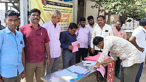 ಸಿಂಧನೂರು ತಹಸಿಲ್ ಕಚೇರಿಯಲ್ಲಿ ಆಲ್ ಇಂಡಿಯಾ ಡೆಮಾಕ್ರಟಿಕ್ ಯೂತ್ ಆರ್ಗನೈಸೇಶನ್(ಎಐಡಿವೈಒ) ವತಿಯಿಂದ ಸಹಿ ಸಂಗ್ರಹ ಅಭಿಯಾನ ನಡೆಯಿತು. ಸಮಿತಿ ಜಿಲ್ಲಾಧ್ಯಕ್ಷ ಚನ್ನಬಸವ ಜಾನೇಕಲ್, ಉಪನ್ಯಾಸಕರಾದ ಶಂಕರ್ ಗುರಿಕಾರ, ವಕೀಲ ಭೀಮರಾಯ, ಪ್ರಮುಖರಾದ ವಿನೋದಕುಮಾರ, ನಾಗರಾಜ, ವೆಂಕಟೇಶ, ರಾಘವೇಂದ್ರ ಇದ್ದರು.