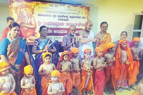 ಸಿಂಧನೂರಿನ ರಾಘವೇಂದ್ರಸ್ವಾಮಿಗಳ ಮಠದಲ್ಲಿ ಶನಿವಾರ ವಶಿಷ್ಠಧಾಮ ಸೇವಾ ಟ್ರಸ್ಟ್ ವತಿಯಿಂದ ಆಯೋಜಿಸಿದ್ದ ಮಕ್ಕಳಿಗೆ ರಾಯರ ವೇಷಭೂಷಣ ಸ್ಪರ್ಧೆಯಲ್ಲಿ ಪಾಲ್ಗೊಂಡಿದ್ದ ರಾಯರ ವೇಷಧಾರಿಗಳು.