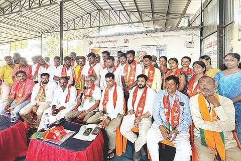 ಸಿಂಧನೂರು ಬಿಜೆಪಿ ಕಚೇರಿಯಲ್ಲಿ ಆಯೋಜಿಸಿದ್ದ ಪೂರ್ವಭಾವಿ ಸಭೆಯಲ್ಲಿ  ಜಿಪಂ ಮಾಜಿ ಸದಸ್ಯ ಕೆ.ಕರಿಯಪ್ಪ ಮಾತನಾಡಿದರು. ಬಿಜೆಪಿಯ ರಾಜ್ಯ ಪ್ರಧಾನ ಕಾರ್ಯದರ್ಶಿ ಹಾಗೂ ಮಾಜಿ ಶಾಸಕ ಪಿ.ರಾಜೀವ್, ಪಿಕಾರ್ಡ್ ಬ್ಯಾಂಕ್ ಅಧ್ಯಕ್ಷ ಎಂ.ದೊಡ್ಡಬಸವರಾಜ, ನಗರ ಮಂಡಲ ಬಿಜೆಪಿ ಅಧ್ಯಕ್ಷ ಸಿದ್ದರಾಮೇಶ ಮನ್ನಾಪುರ, ಗ್ರಾಮೀಣ ಮಂಡಲ ಅಧ್ಯಕ್ಷ ವೆಂಕೋಬ ರಾಮತ್ನಾಳ ಇತರರಿದ್ದರು.