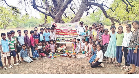 ಸಿಂಧನೂರು ತಾಲೂಕಿನ ಬಪ್ಪೂರು ಗ್ರಾಮದಲ್ಲಿ ಆಯೋಜಿಸಿದ್ದ ಅರಿವು ನಲಿವು ಬೇಸಿಗೆ ಶಿಬಿರದಲ್ಲಿ ಮಕ್ಕಳು ಪಾಲ್ಗೊಂಡಿರುವುದು.