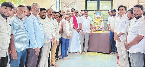 ಸಿಂಧನೂರಿನ ತಹಸಿಲ್ ಕಚೇರಿಯಲ್ಲಿ ಹಡಪದ ಅಪ್ಪಣ್ಣ ಜಯಂತಿ ಆಚರಿಸಲಾಯಿತು. ತಹಸೀಲ್ದಾರ್ ಅರುಣ್ ದೇಸಾಯಿ, ನಗರಸಭೆ ಮಾಜಿ ಅಧ್ಯಕ್ಷ ಕೆ.ಶರಣಪ್ಪ ತೆಂಗಿನಕಾಯಿ, ಪ್ರಮುಖರಾದ ವೀರಭದ್ರಗೌಡ ಅಮರಾಪುರ, ಎಚ್.ಎನ್.ಬಡಿಗೇರ್, ಚಂದ್ರಗೌಡ ಬಾದರ್ಲಿ ಇತರರಿದ್ದರು.