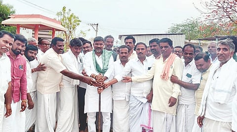 ಸಿಂಧನೂರು ತಾಲೂಕಿನ ಕುರುಕುಂದ ಗ್ರಾಮದಲ್ಲಿ ವಾಲ್ಮೀಕಿ ಸಮುದಾಯ ಭವನ ನಿರ್ಮಾಣಕ್ಕೆ ಶಾಸಕ ಆರ್.ಬಸನಗೌಡ ತುರ್ವಿಹಾಳ ಭೂಮಿಪೂಜೆ ನೆರವೇರಿಸಿದರು. ಎಸ್ಡಿಎಂಸಿ ಅಧ್ಯಕ್ಷ ವೆಂಕಪ್ಪ, ಪ್ರಮುಖರಾದ ಶೇಖರಯ್ಯಸ್ವಾಮಿ, ರುದ್ರಗೌಡ ಬಜೇಗೌಡ್ರು, ನಾಗರಾಜ ನಾಯಕ, ಹನುಮೇಶ ಬಾಗೋಡಿ, ಬಸವರಾಜ, ನಾಗಪ್ಪ ಕಾನಿಹಾಳ, ಮಹಿಬೂಬಸಾಬ ಇತರರಿದ್ದರು.