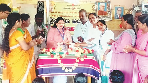ಸಿಂಧನೂರಿನ ಏಳುರಾಗಿಕ್ಯಾಂಪ್ ಅಂಗನವಾಡಿ ಕೇಂದ್ರದಲ್ಲಿ ಗ್ರಾಮ ಆರೋಗ್ಯ, ನೈರ್ಮಲ್ಯ ಹಾಗೂ ಪೌಷ್ಟಿಕ ಆಹಾರ ದಿನ ಕಾರ್ಯಕ್ರಮವನ್ನು ದಂತ ವೈದ್ಯೆ ಅಪ್ರೋಜ್ ಭಾನು ಉದ್ಘಾಟಿಸಿದರು. ಪ್ರಾಥಮಿಕ ಆರೋಗ್ಯ ಸುರಕ್ಷಾಧಿಕಾರಿ ಲಕ್ಷ್ಮೀದೇವಿ, ಸಮುದಾಯ ಆರೋಗ್ಯ ಅಧಿಕಾರಿ ಅನುಸೂಯ, ಅಂಗನವಾಡಿ ಕಾರ್ಯಕರ್ತೆ ನಿರ್ಮಲಾ ಇದ್ದರು.