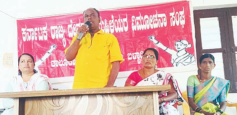 ಸಂಡೂರಿನಲ್ಲಿ ಆಯೋಜಿಸಿದ್ದ ದೇವದಾಸಿ ಮಹಿಳೆಯರ ವಿಮೋಚನಾ ಸಂಘದ ಆರನೇ ತಾಲೂಕು ಸಮ್ಮೇಳನದಲ್ಲಿ ಜಿಲ್ಲಾ ಕಾರ್ಯದರ್ಶಿ ಎ.ಸ್ವಾಮಿ ಮಾತನಾಡಿದರು. 