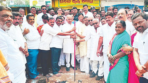 ಸಿರವಾರದ ಬಸವ ವೃತ್ತದಲ್ಲಿ ಮುಖ್ಯರಸ್ತೆ ನಿರ್ಮಾಣ ಕಾಮಗಾರಿಗೆ ಸಚಿವ ಎನ್.ಎಸ್.ಭೋಸರಾಜು ಹಾಗೂ ಶಾಸಕ ಜಿ.ಹಂಪಯ್ಯ ನಾಯಕ ಭೂಮಿಪೂಜೆ ನೆರವೇರಿಸಿದರು.