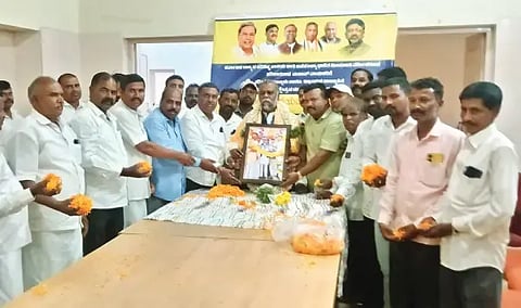 ತರೀಕೆರೆ ಪ್ರವಾಸಿ ಮಂದಿರದಲ್ಲಿ ಮಾಜಿ ಸಚಿವ ಎಚ್.ಆಂಜನೇಯ ಅವರಿಗೆ ಸನ್ಮಾನಿಸಲಾಯಿತು. ಜಿ.ಜಿ.ತಿಪ್ಪೇಶ್, ಮಹೇಂದ್ರಸ್ವಾಮಿ, ಎಚ್.ಕೆ.ಶೇಖರಪ್ಪ, ಅಣ್ಣಯ್ಯ, ಪ್ರಮೋದ್ ಇತರರಿದ್ದರು.