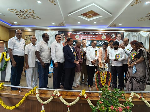 ತರೀಕೆರೆಯಲ್ಲಿ ಆಯೋಜಿಸಿದ್ದ ಪತ್ರಿಕಾ ದಿನಾಚರಣೆ ಕಾರ್ಯಕ್ರಮಕ್ಕೆ ಪುರಸಭೆ ಅಧ್ಯಕ್ಷ ವಸಂತ್‌ಕುಮಾರ್ ಚಾಲನೆ ನೀಡಿದರು. 