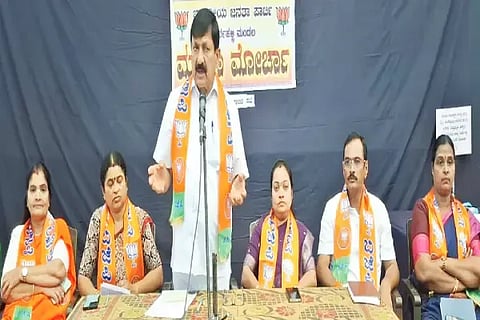 ತೀರ್ಥಹಳ್ಳಿಯಲ್ಲಿ ತಾಲೂಕು ಬಿಜೆಪಿ ಮಹಿಳಾ ಮೋರ್ಚಾ ಕಾರ್ಯಕಾರಣಿ ಸಭೆಯಲ್ಲಿ ಶಾಸಕ ಆರಗ ಜ್ಞಾನೇಂದ್ರ ಮಾತನಾಡಿದರು. ಮಧುರಾ ಶಿವಾನಂದ್, ಯಶೋದಾ ಮಂಜುನಾಥ್, ಹೆದ್ದೂರು ನವೀನ್ ಇತರರಿದ್ದರು.