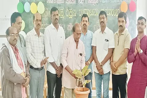ತೀರ್ಥಹಳ್ಳಿ ಮಳಲಿಮಕ್ಕಿ ಸರ್ಕಾರಿ ಹಿರಿಯ ಪ್ರಾಥಮಿಕ ಶಾಲೆಯಲ್ಲಿ ಆಯೋಜಿಸಿದ್ದ ಯಕ್ಷಗಾನ ತರಬೇತಿ ಶಿಬಿರವನ್ನು ಕಲಾವಿದ ಎಂ.ಕೆ.ರಮೇಶ್ ಆಚಾರ್ಯ ಉದ್ಘಾಟಿಸಿದರು. ಸತೀಶ್ ರೈ, ನಗರ ರಾಘವೇಂದ್ರ ಇತರರಿದ್ದರು.